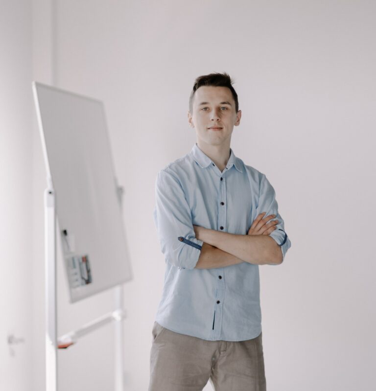Fizjoterapeuta Mateusz Stefański stoi przy tablicy